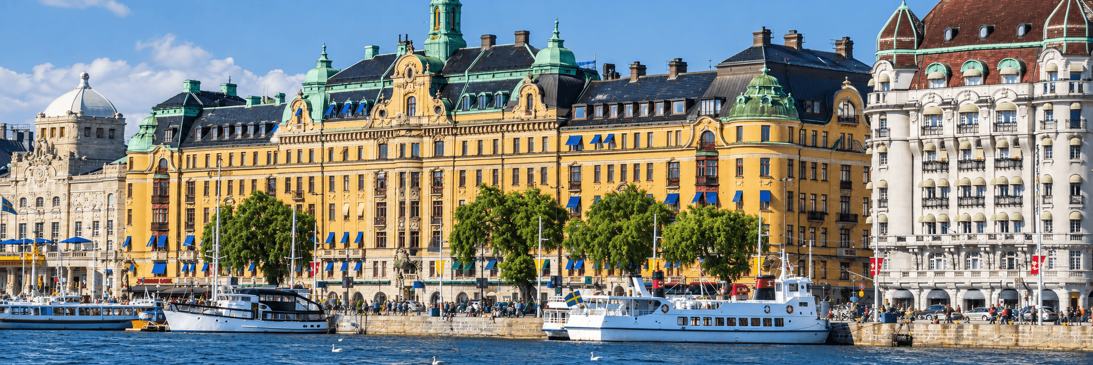 Stockholms vattenfront med kontorsbyggnader längs kajen