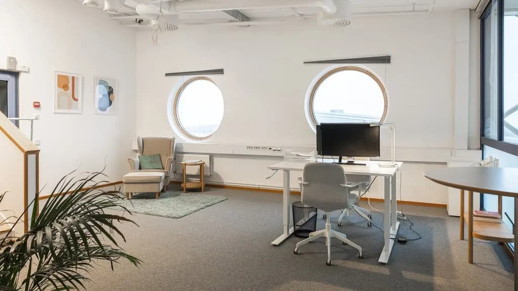 Spännande kontor med härligt ljusinsläpp – bild 2