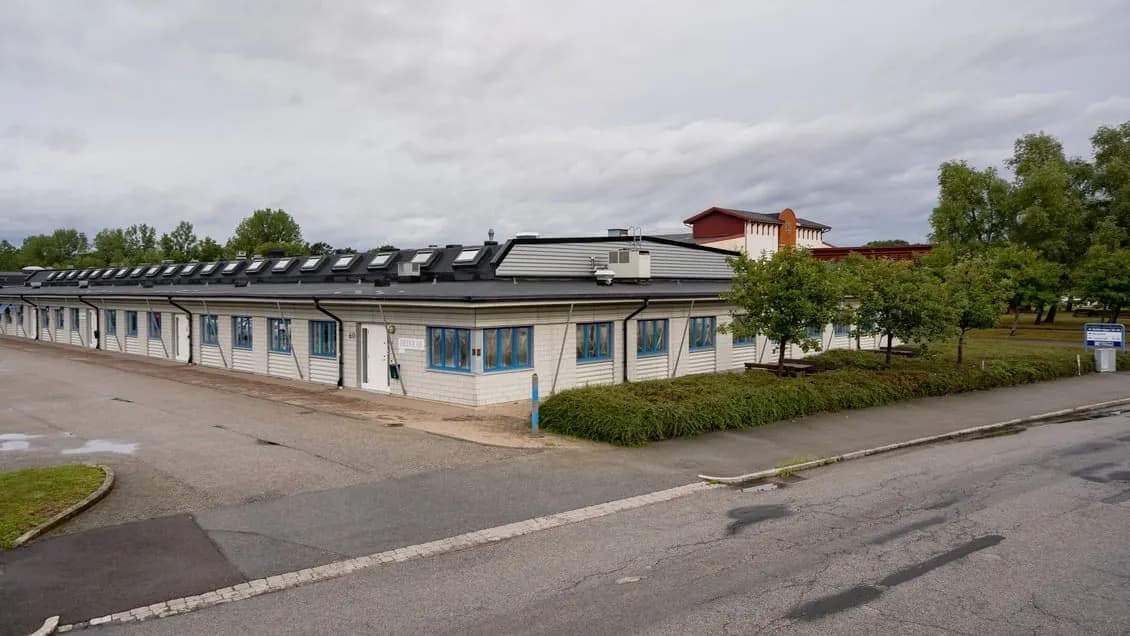 Smart kontor med rymligt lager inne i lokalen – bild 2