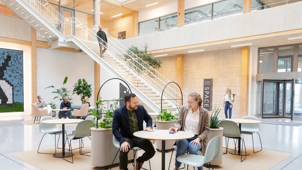 Modern lokal med stor gemensam terrass i söderläge – bild 2
