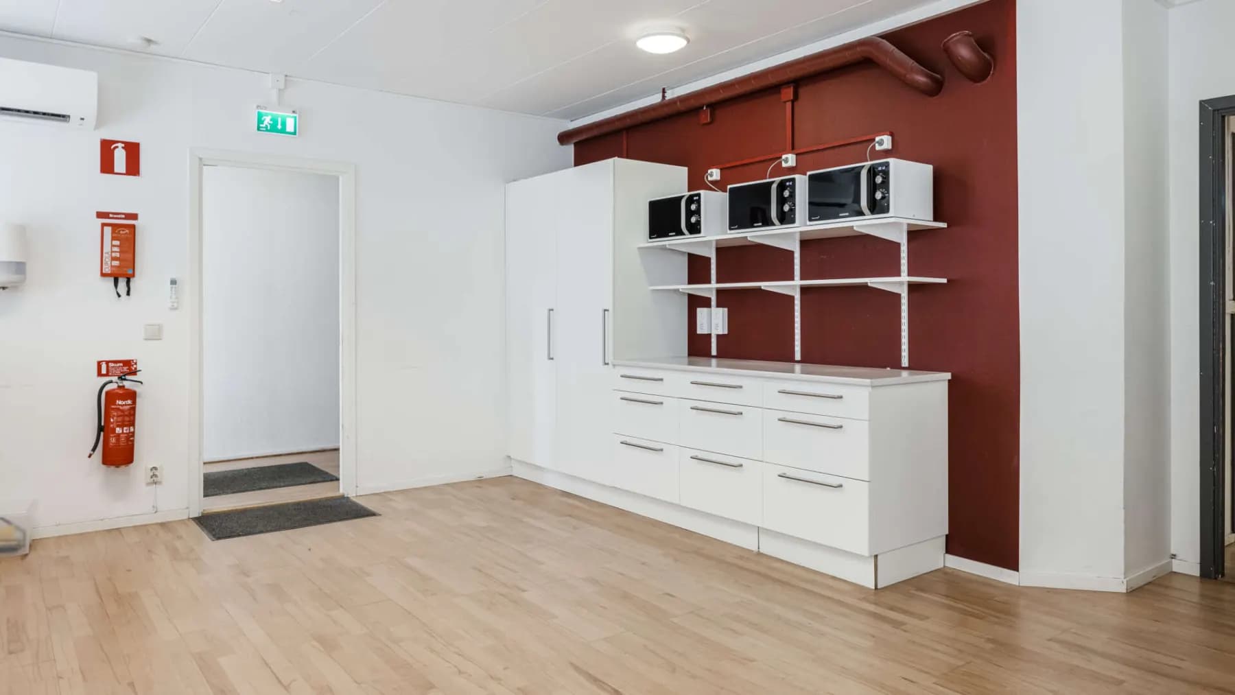 Välkomnande kontorslokal med lager och vikport – bild 2