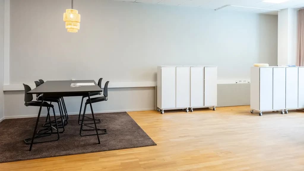Stilfull lokal med verkstadsdel och lastintag – bild 2