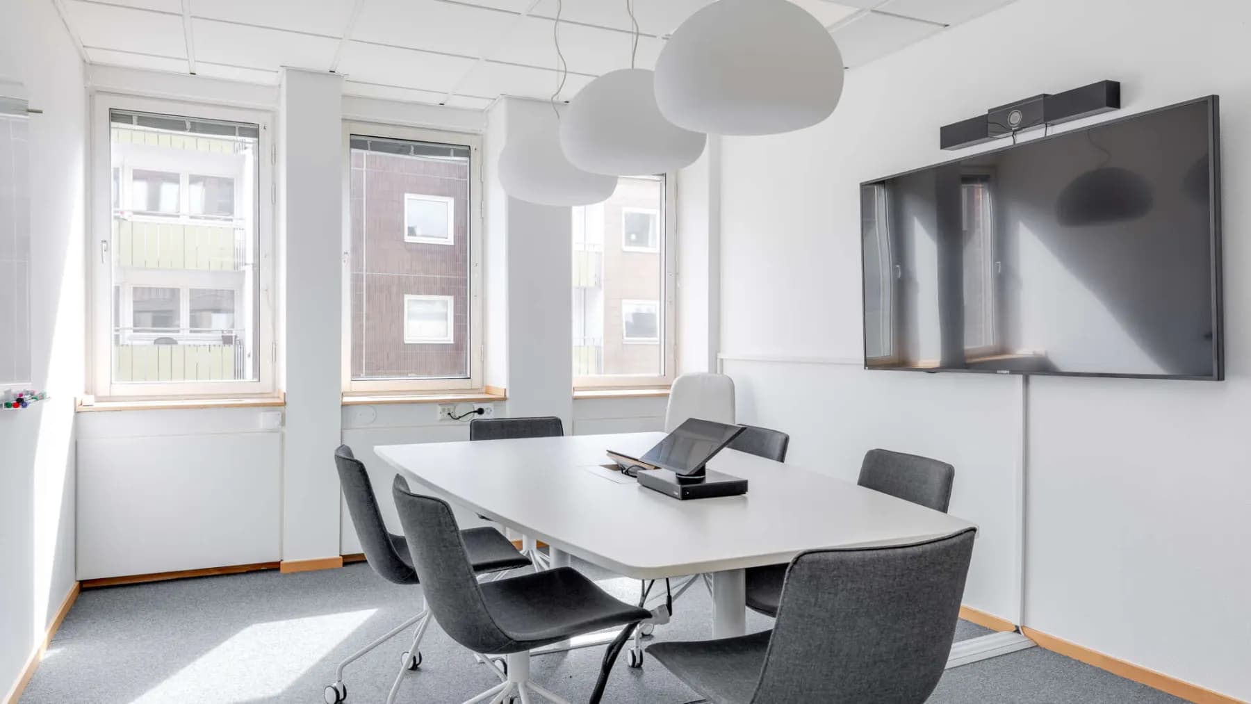 Kontor med flexibel planlösning i ljusa lokaler – bild 2