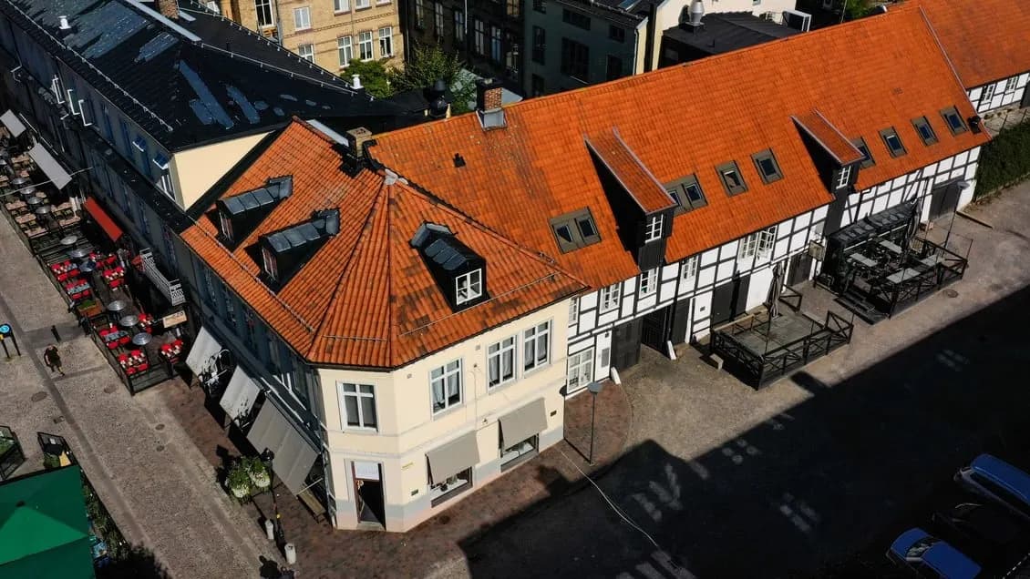 Vindsvåning med privat takterrass vid Billeplatsen