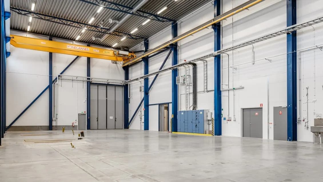 Modern egen byggnad med lager och kontor