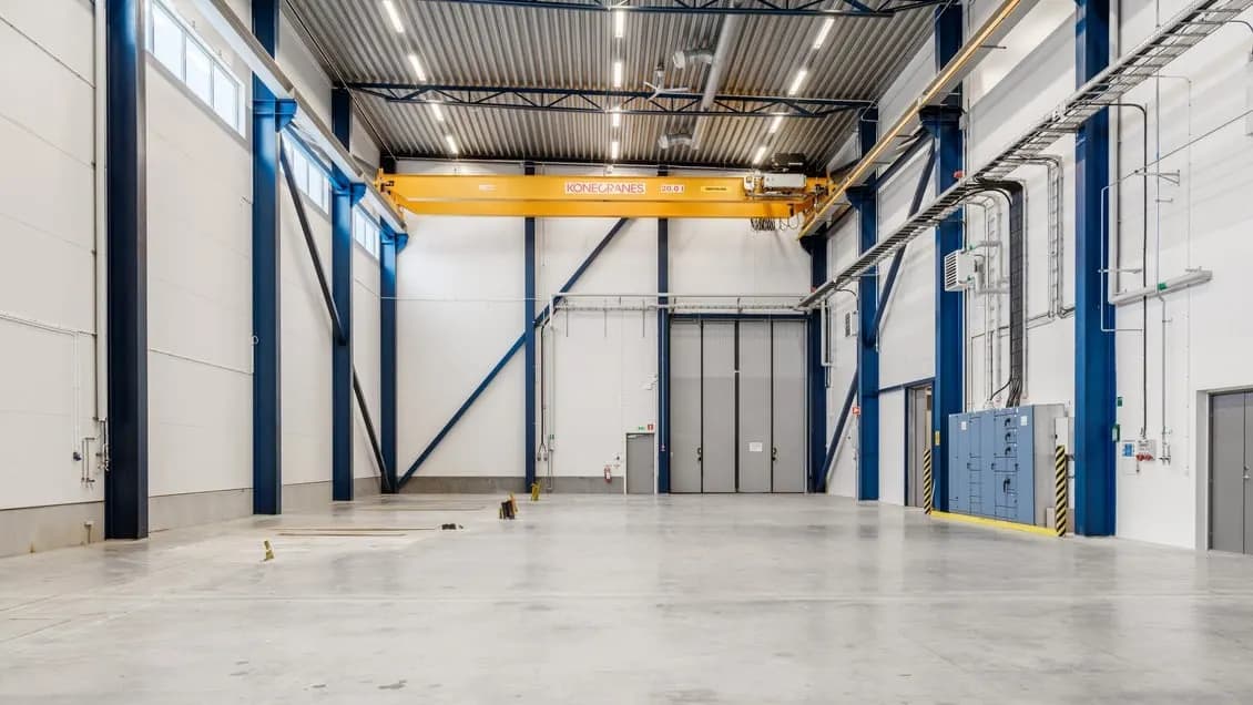 Modern egen byggnad med lager och kontor – bild 2