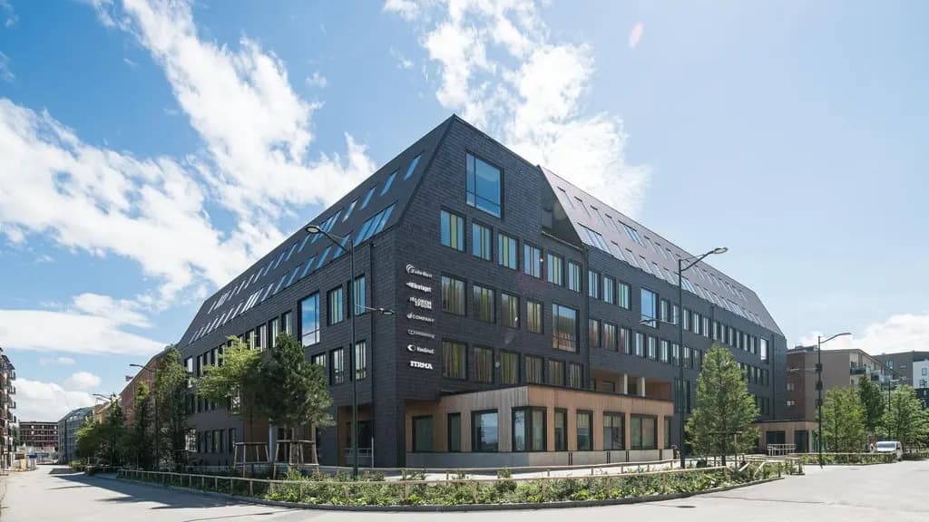 Kontor på stationsnära läge med stora terrasser – bild 2