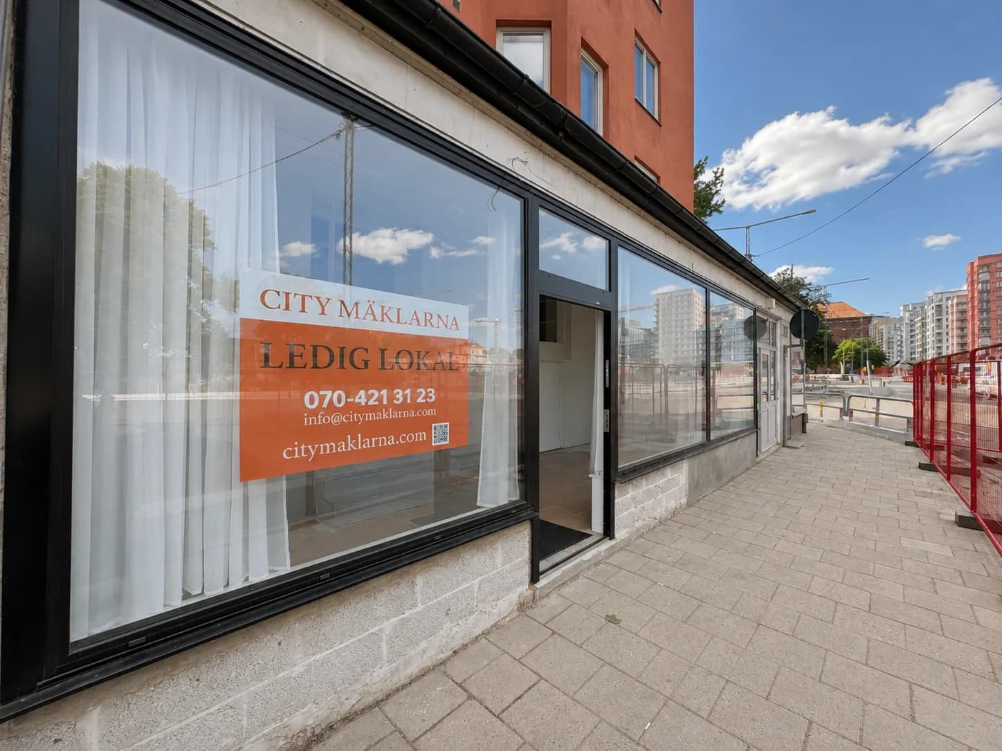 Representativ butikslokal med stora skyltfönster – bild 2
