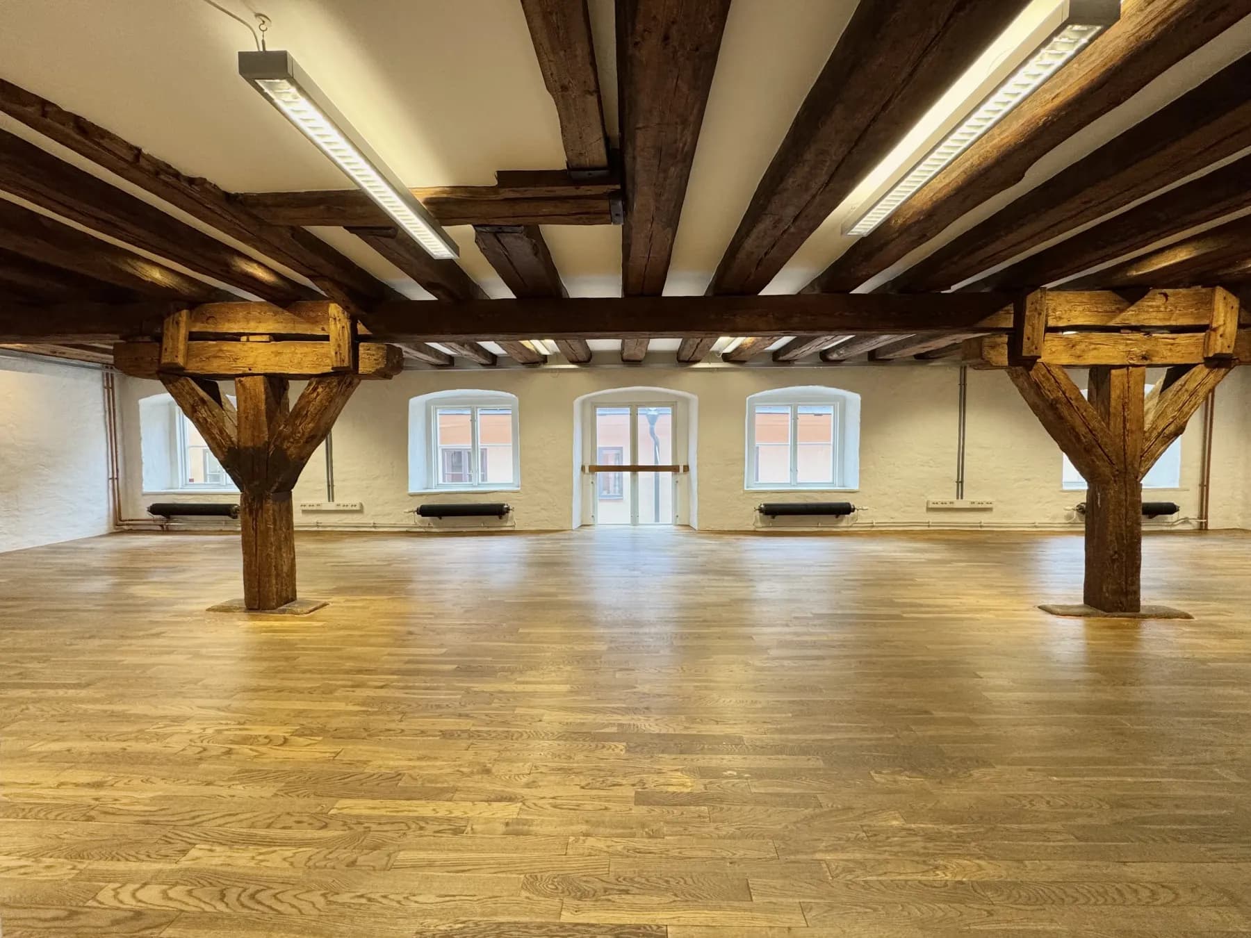 Välutrustat kontor med unik karaktär i Gamla Stan