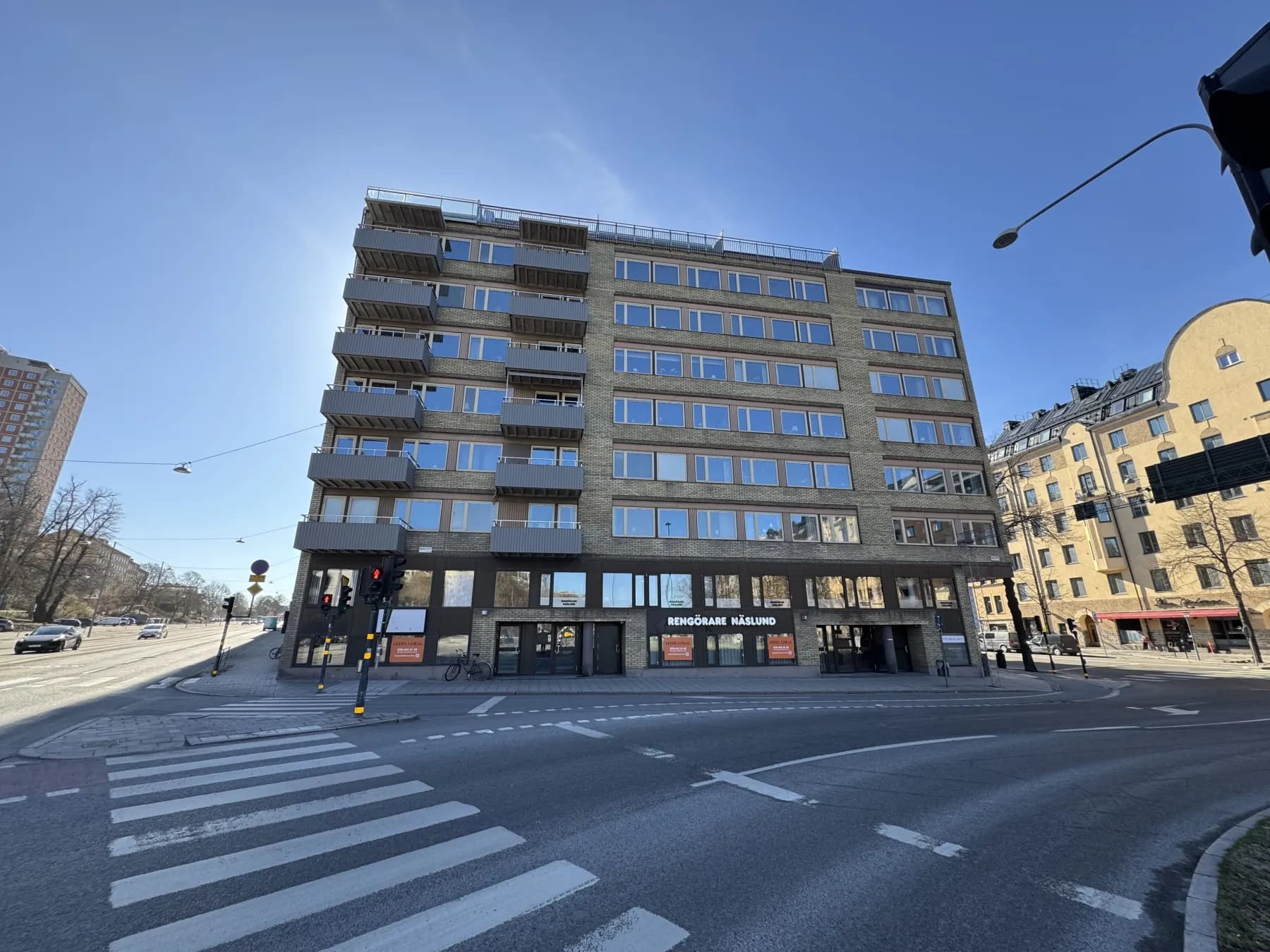 Representativ hörnlokal med synligt läge intill Valhallavägen