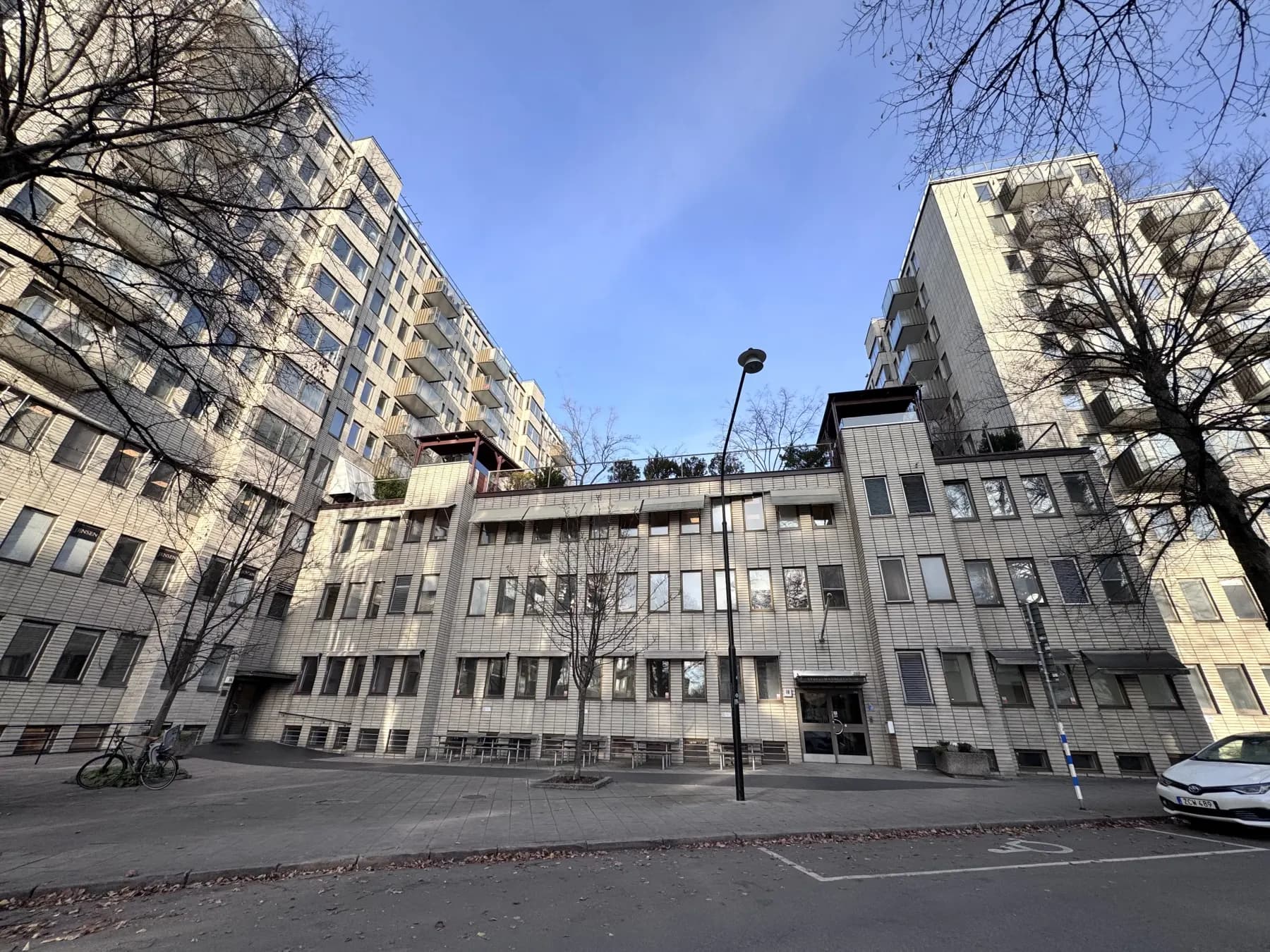 Rymlig lokal med stora salar i Sysslomansgatan 18 – bild 2