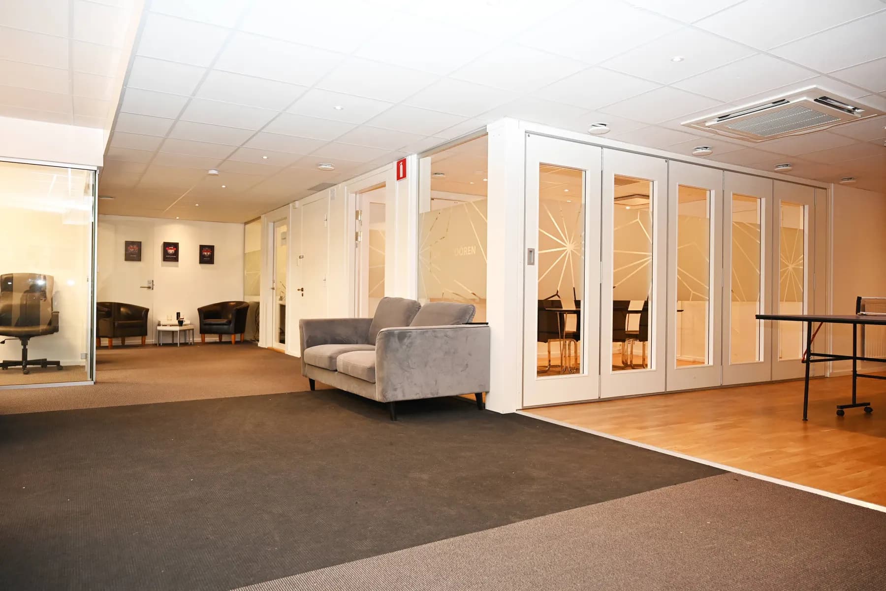 Ljus och effektiv kontorslokal med egen entré på Kungsholmen – bild 2