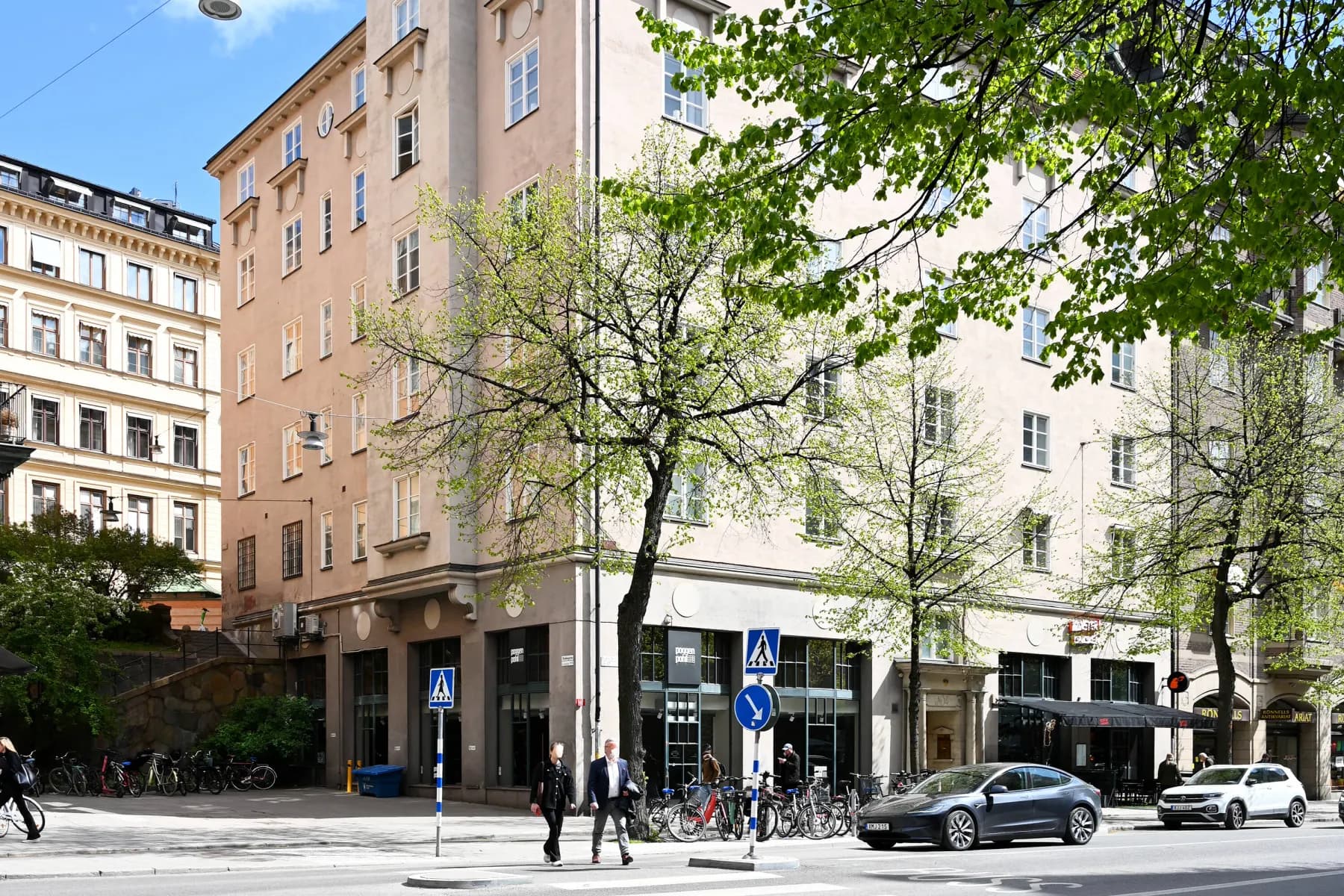 Representativt ljust kontor med utsikt mot Birger Jarlsgatan. – bild 2