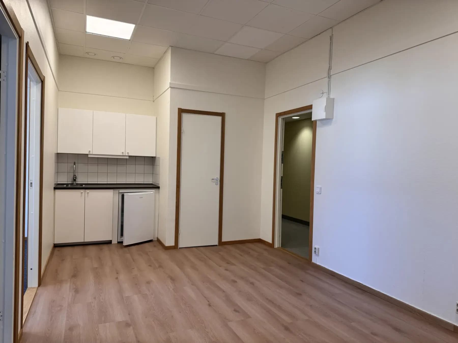 Kontorslokaler 1 tr upp med rumsindelad lösning med egen pentry och toa.