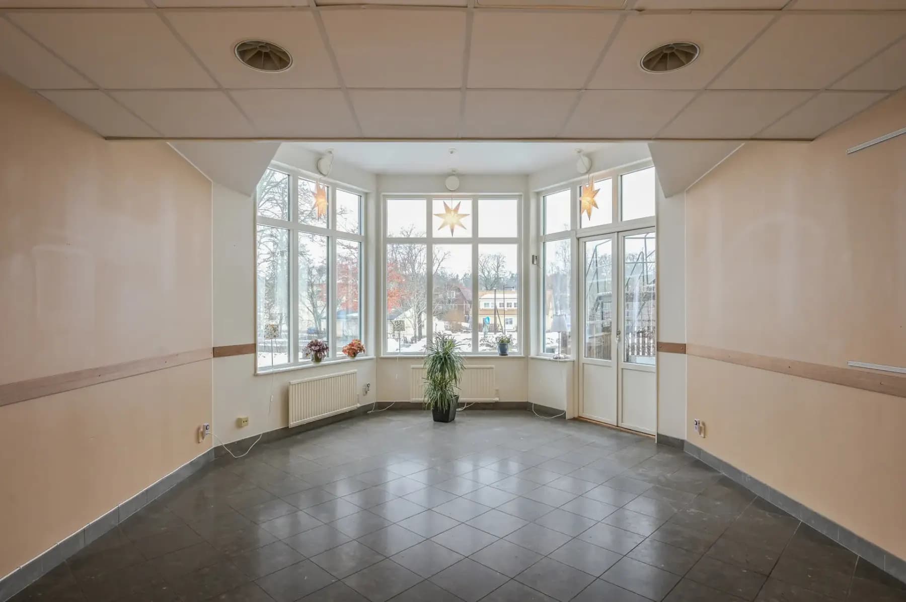 Boende i anrik byggnad med 15 rum och restaurangkök med korttidskontrakt