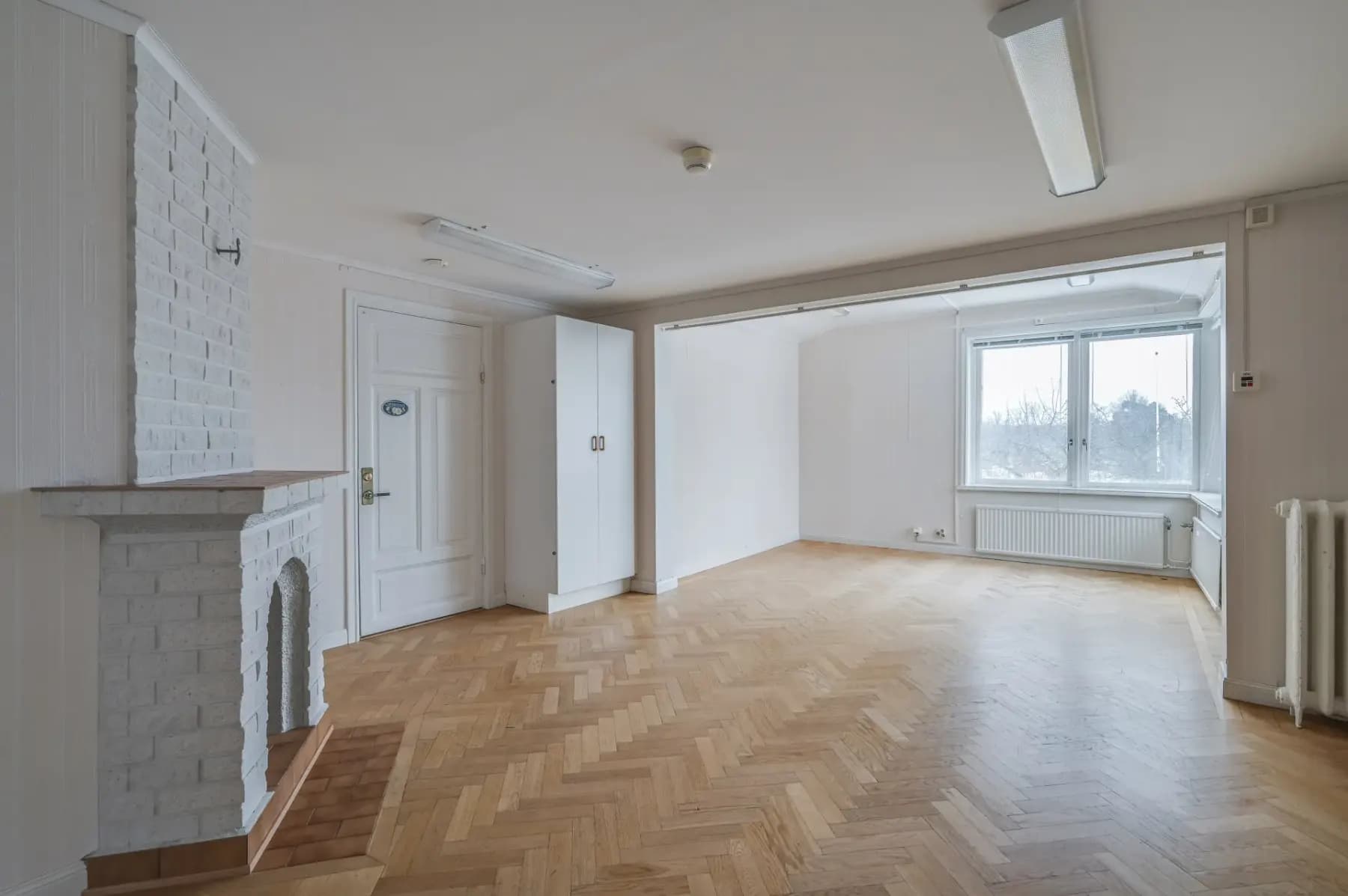 Charmig villabyggnad med både kontor och boende möjlighet i Skuru med korttidskontrakt
