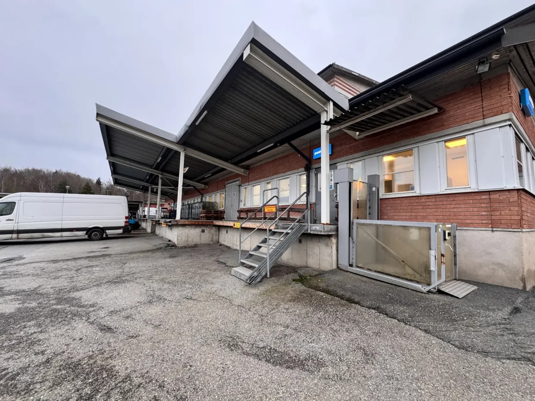 Lager- produktion och logistiklokal med stor inhägnad samt asfalterad gård centralt i Vallentuna. – bild 2