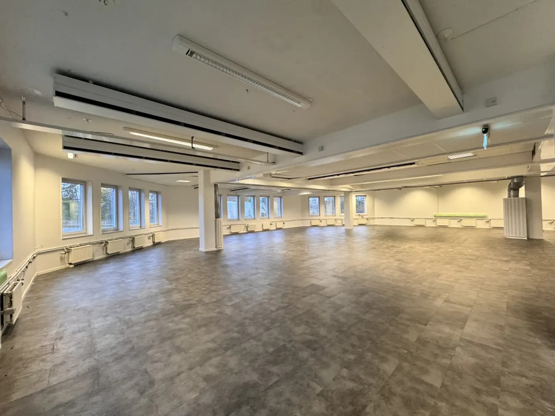 Modern träningslokal i två plan om ca 1 318 kvm – mitt emot Jakobsbergs station
