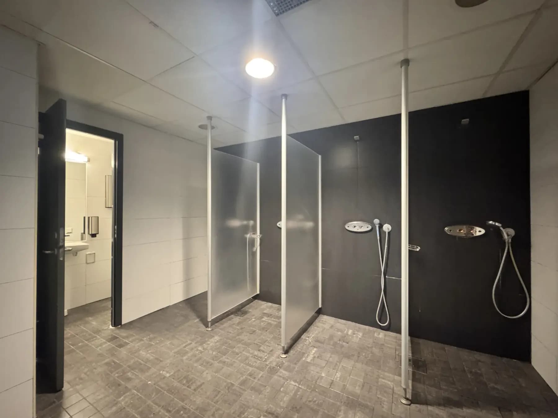 Modern träningslokal i två plan om ca 1 318 kvm – mitt emot Jakobsbergs station – bild 5