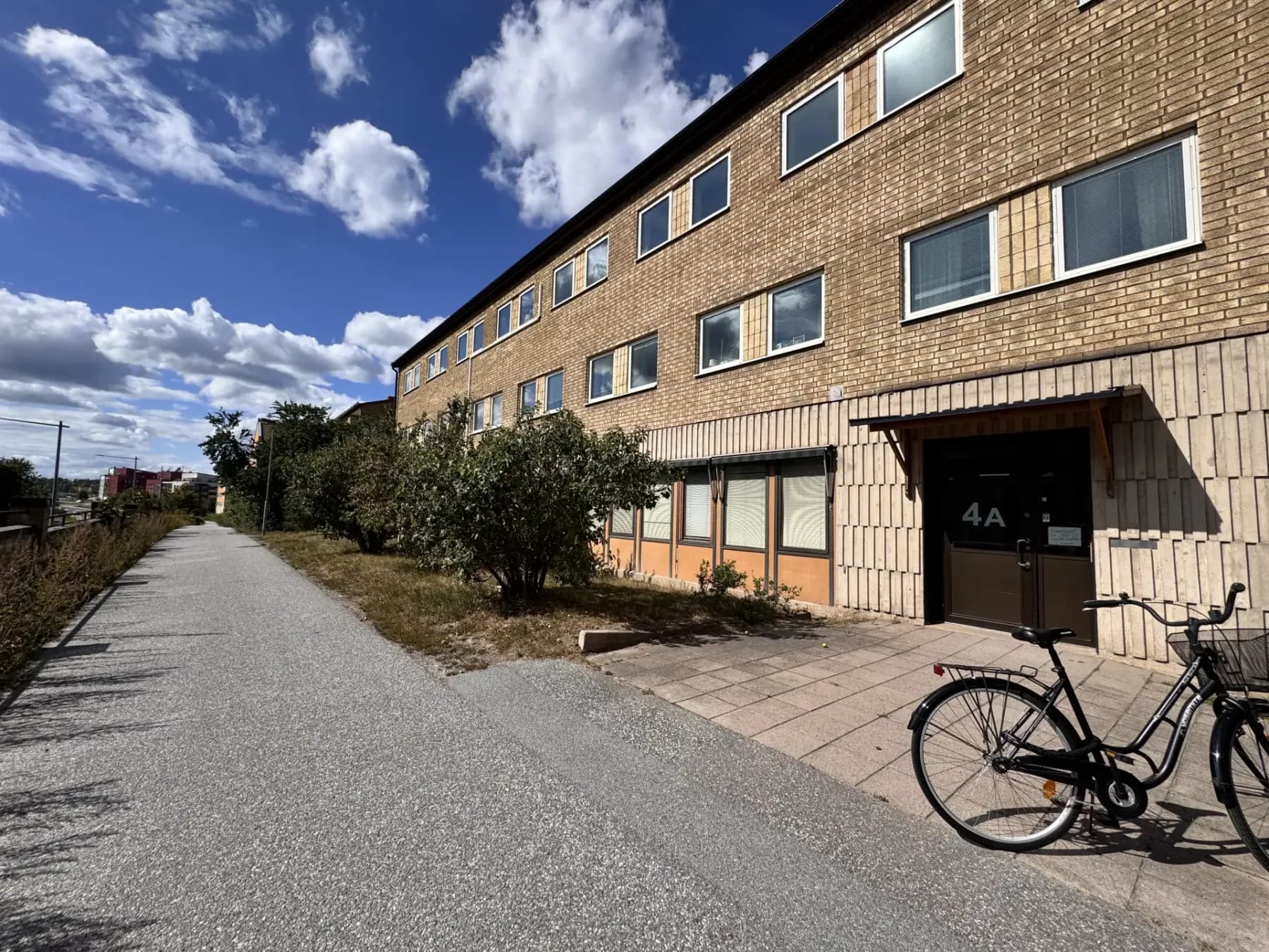 Lokal för vård, daglig verksamhet och kontor i centralt läge invid Åkersbega Centrum.