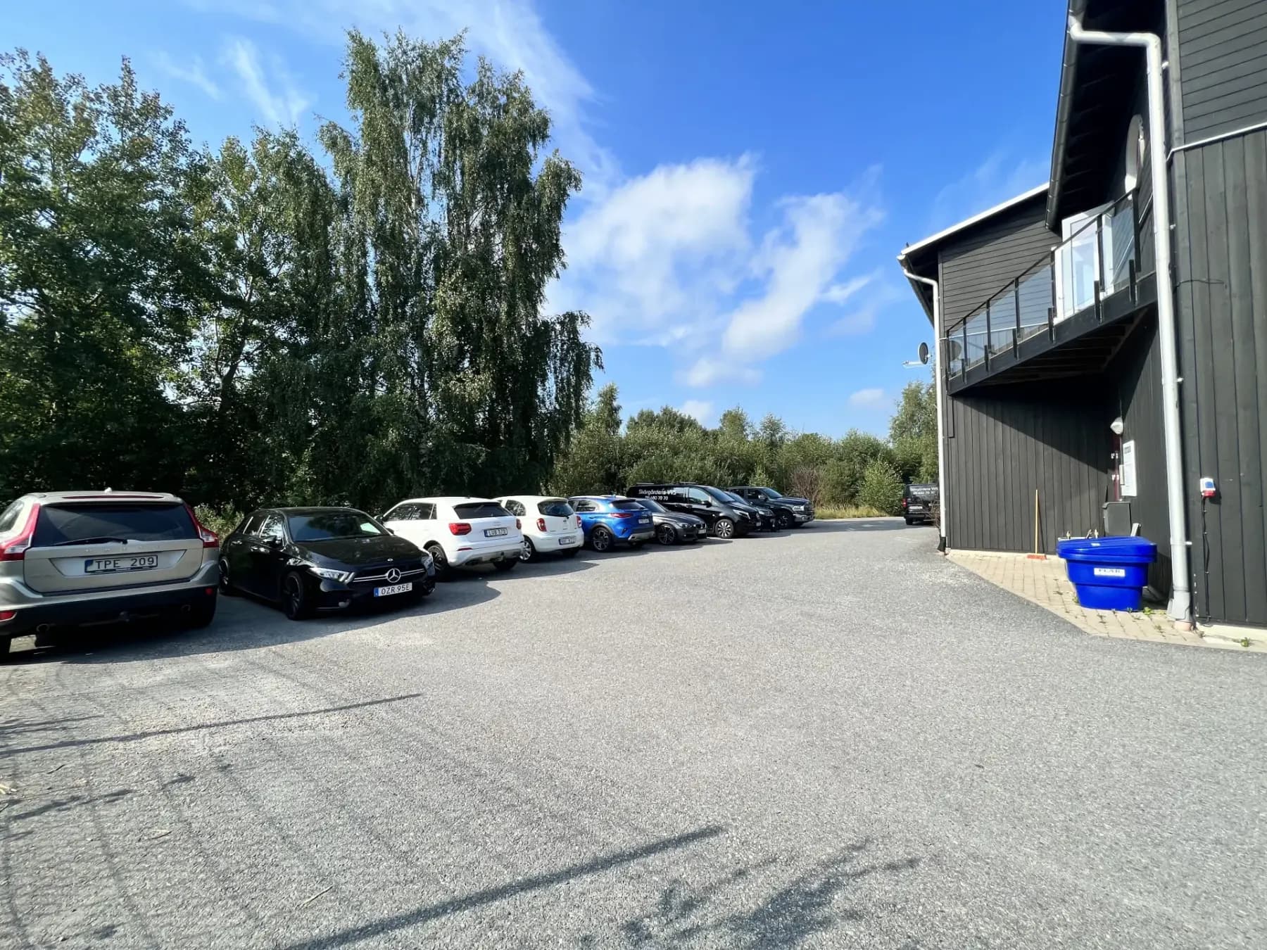 Trevligt och familjärt kontorsgemenskap på 1 tr med egen balkong och fräscha gemensamma utrymmen. – bild 2