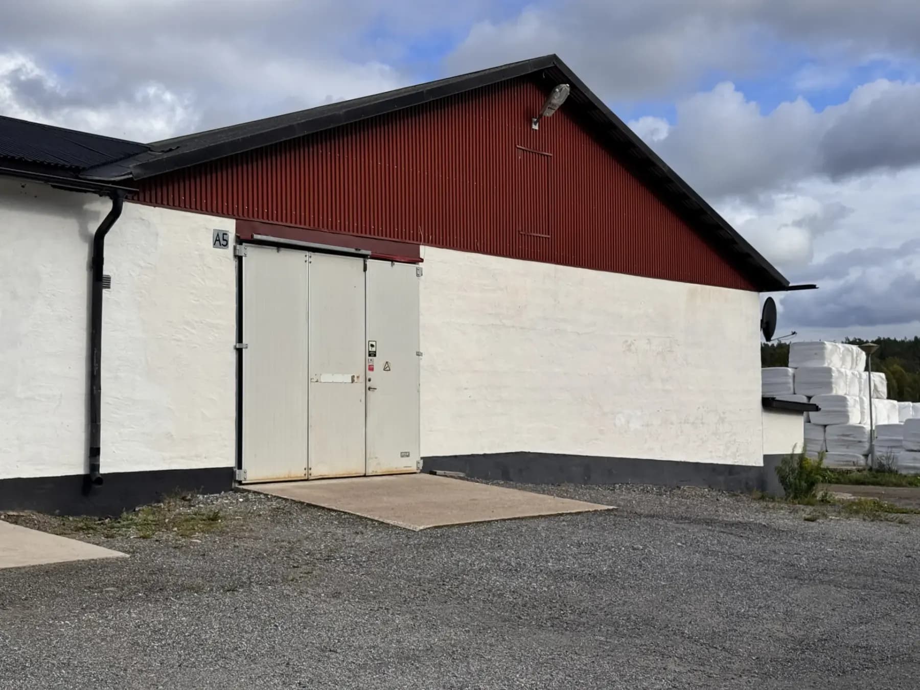 Prisvärd lagerlokal med varmhyra och praktiskt port