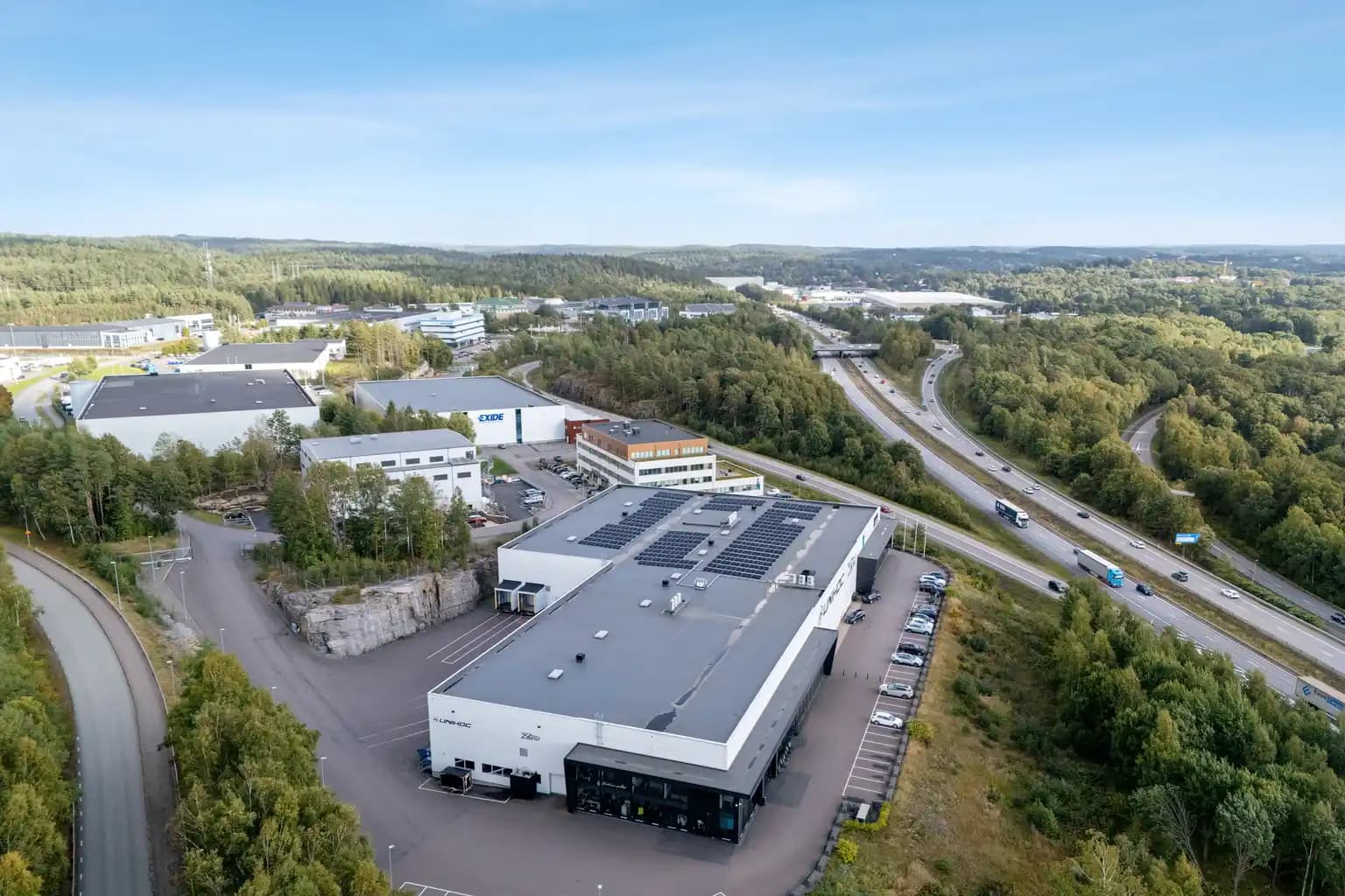2753 kvm flexibla lager, logistik- och kontorsytor med generös takhöjd, utsikt över Rådasjön och strategiskt läge intill Riksväg 40. – bild 2