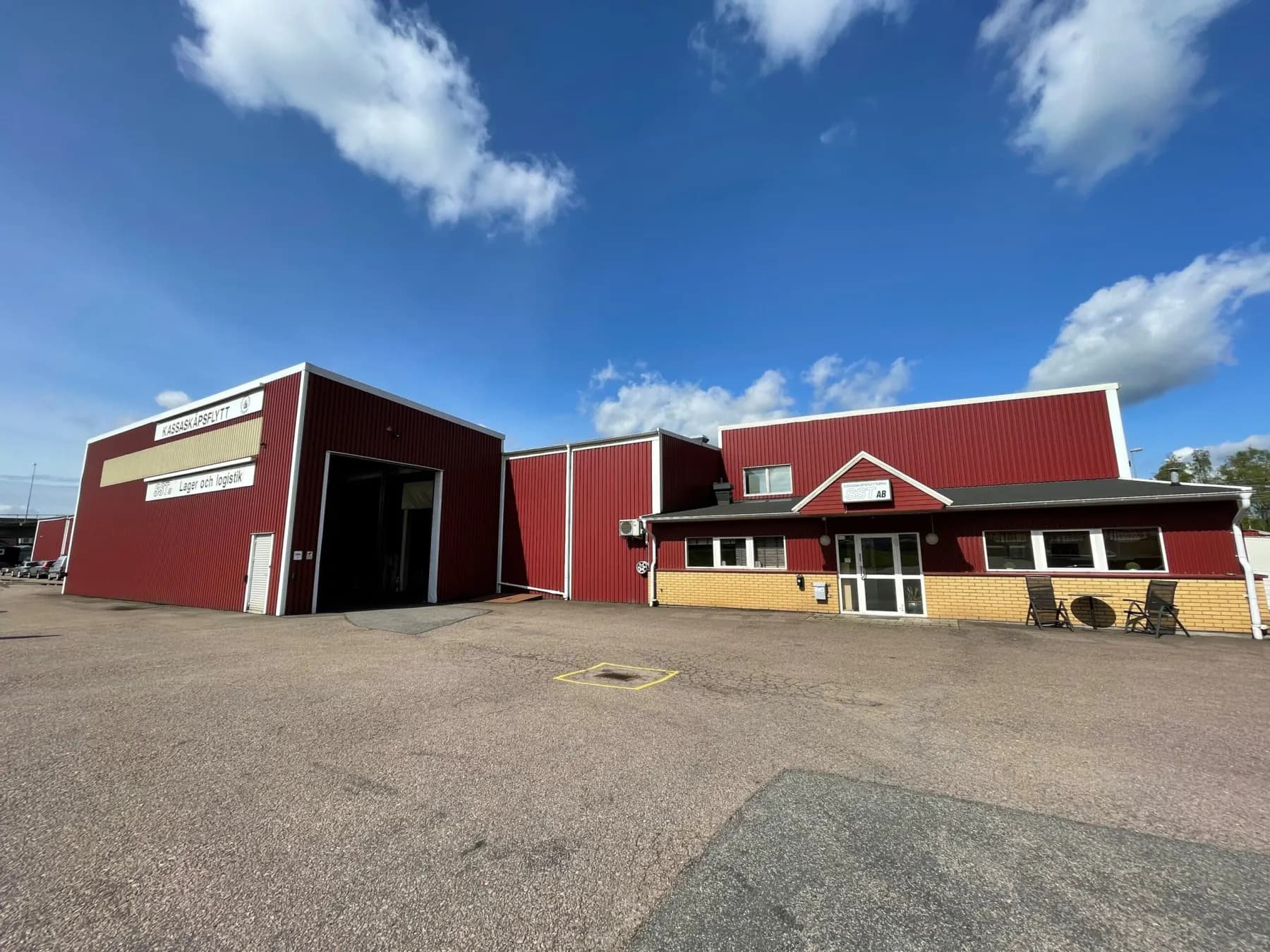Rymligt lager på inhägnat område