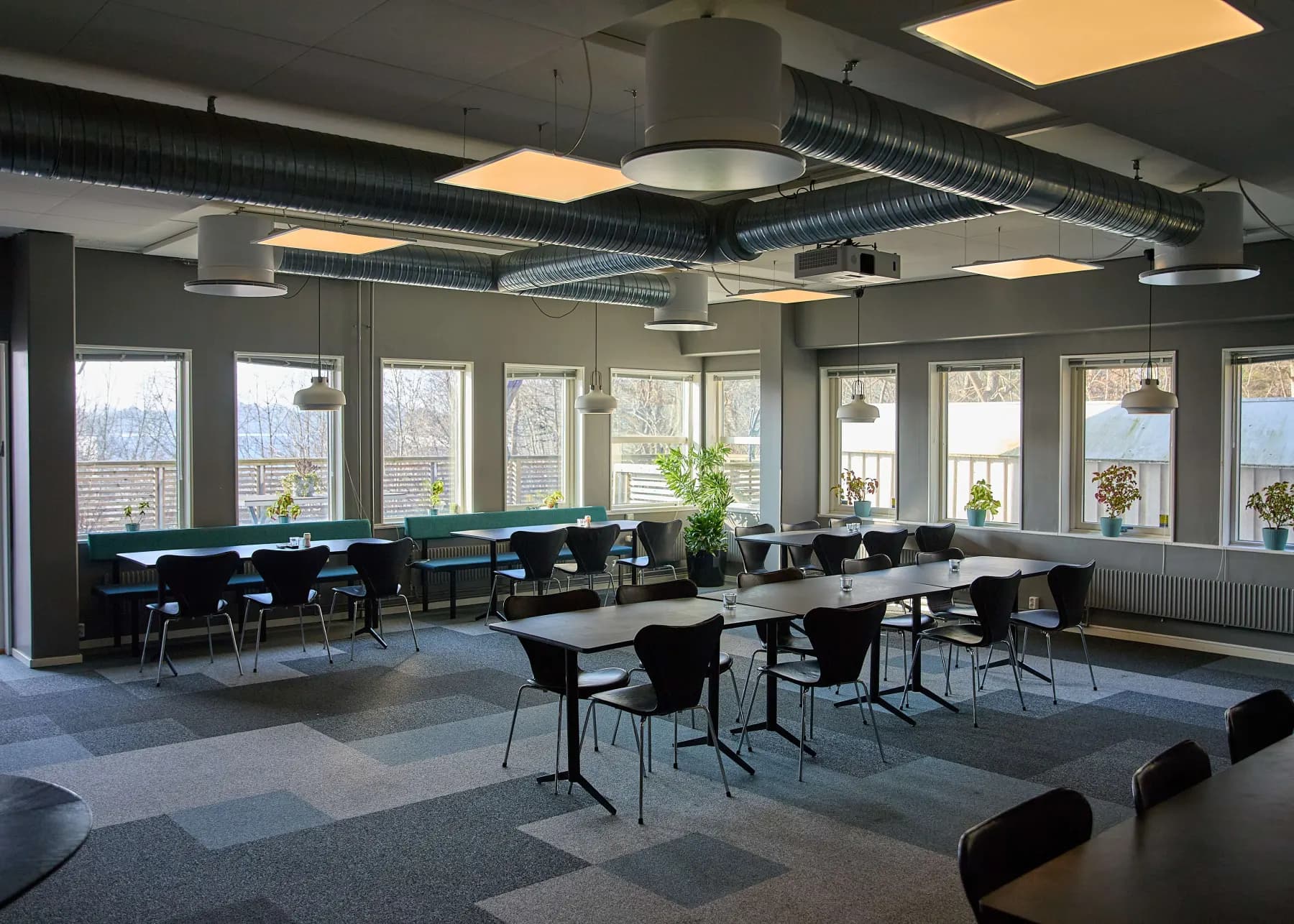Modern kombilokal med terrass och goda parkeringsmöjligheter – bild 2