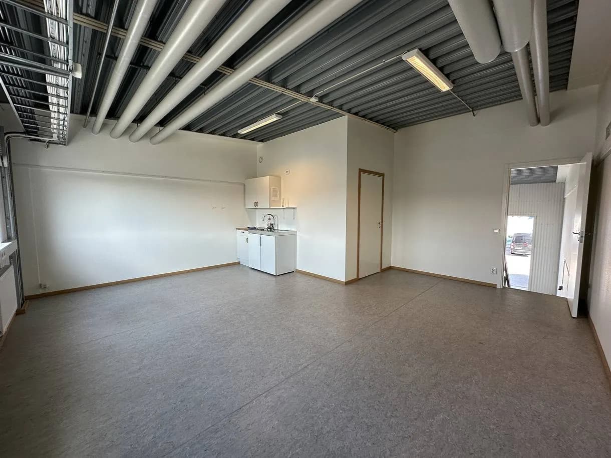 Funktionell lokal med kontor och lager – bild 2