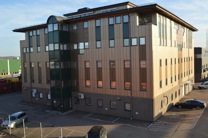 Trivsam lokal vid Göta älv med gemensamma ytor