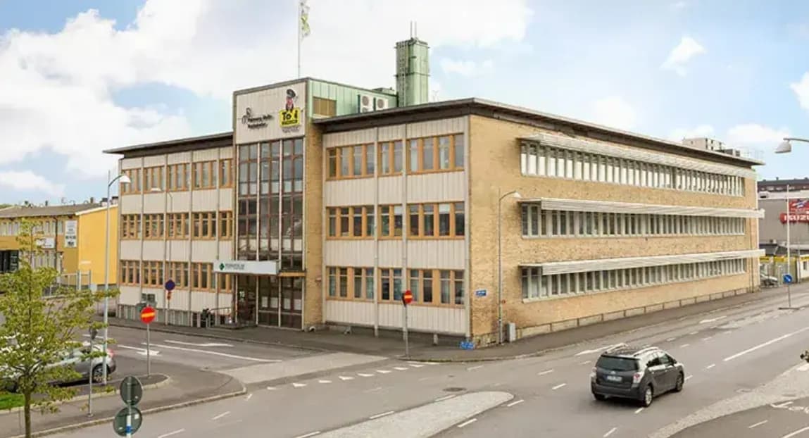 Ljust och modernt kontor högst upp i huset vid Backaplan