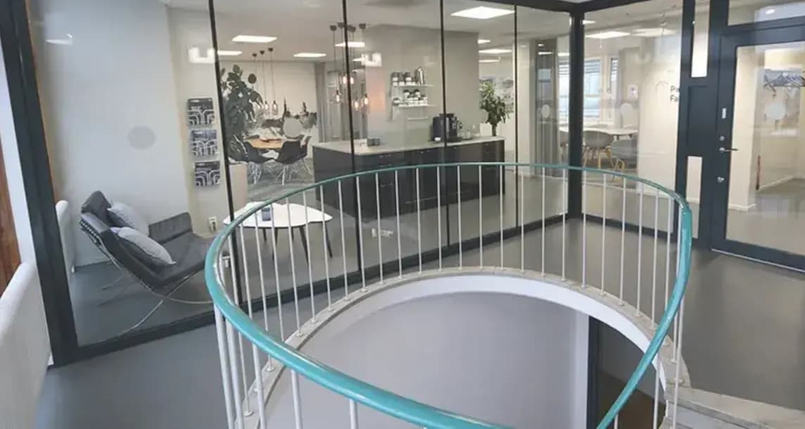 Ljust och modernt kontor högst upp i huset vid Backaplan – bild 2