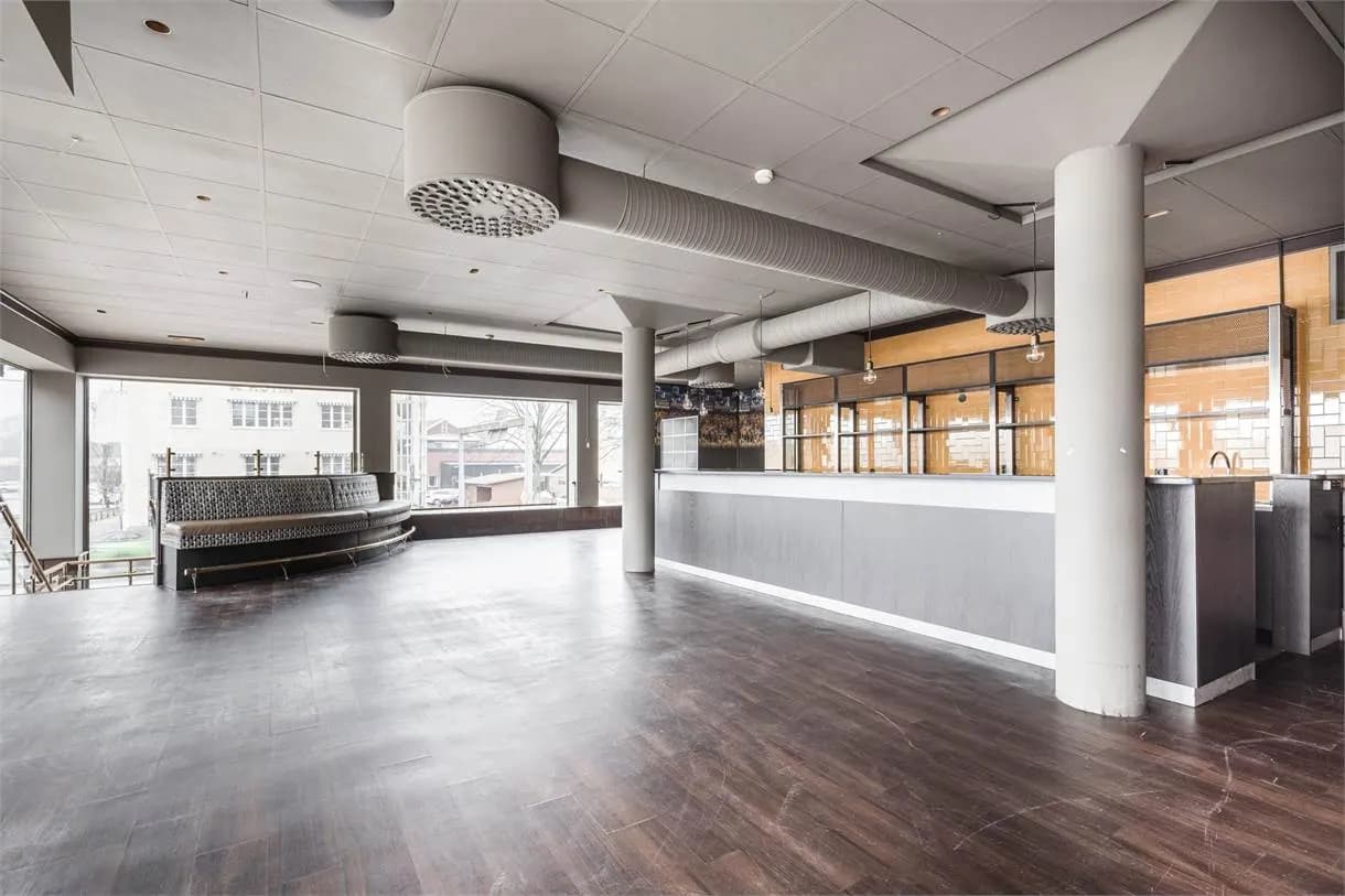 Synlig och Anpassningsbar Restauranglokal i Trafikerat Läge – bild 2