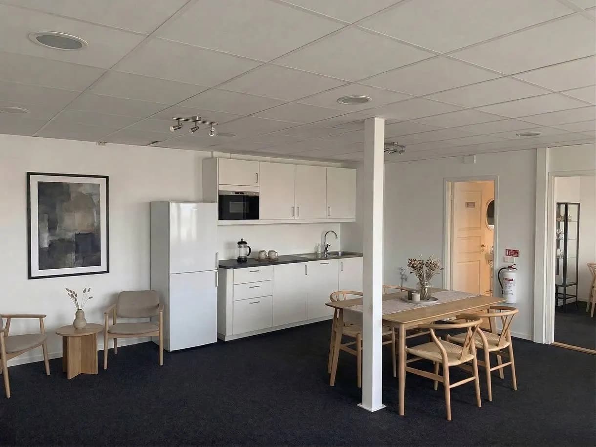 Praktisk kontorslokal med garage i Surte – bild 2