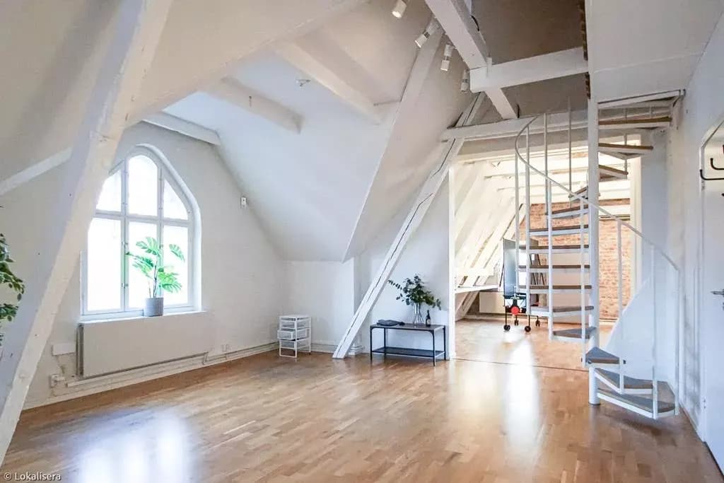 Vindskontor med högt i tak