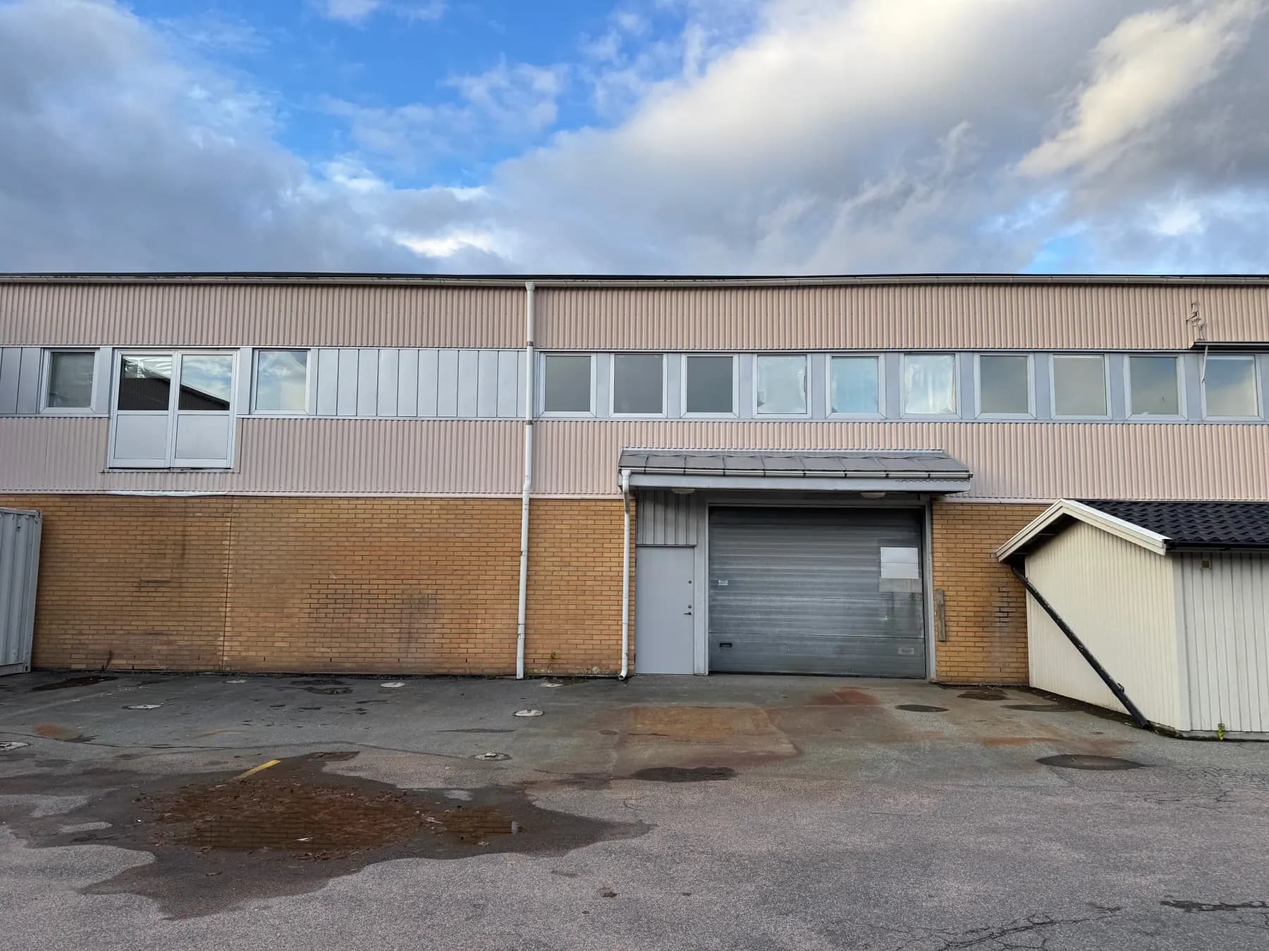 Kontor med lagerlokal – Flexibel yta och bra tillgång – bild 2