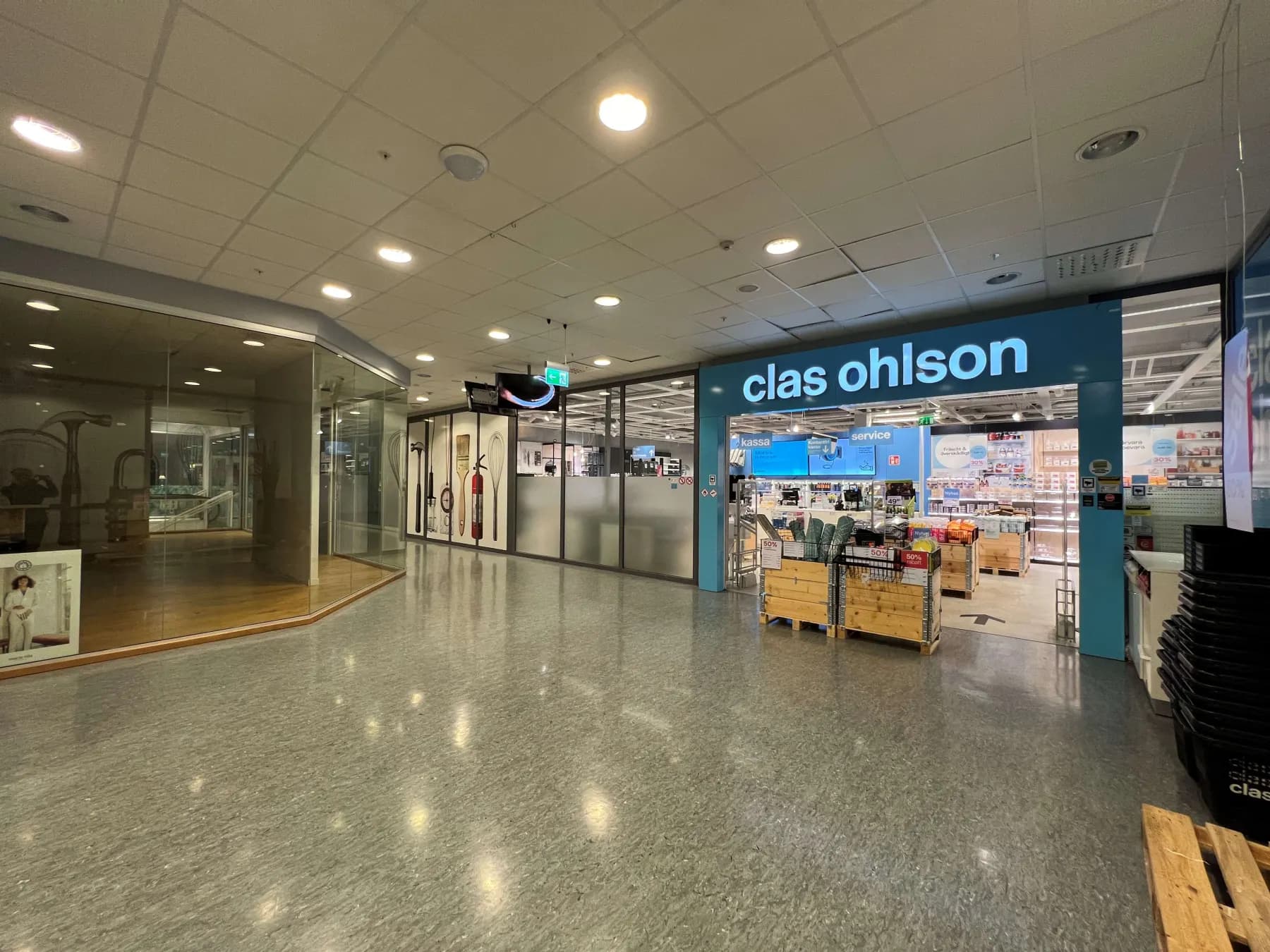 Stor kontorslokal med öppen planlösning i centrala Uddevalla – bild 2