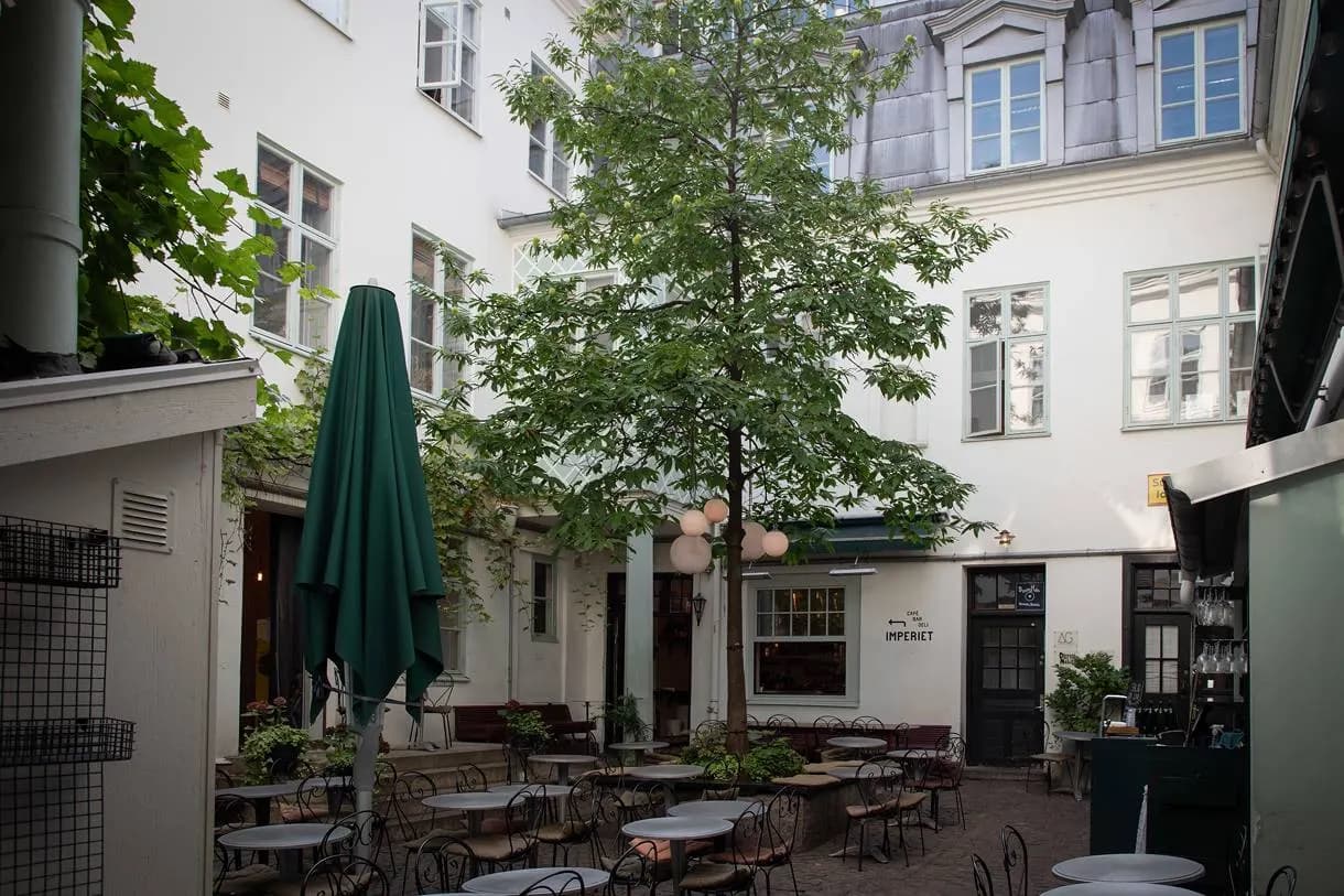 Charmig vindslokal med tegelväggar mitt i city – bild 2