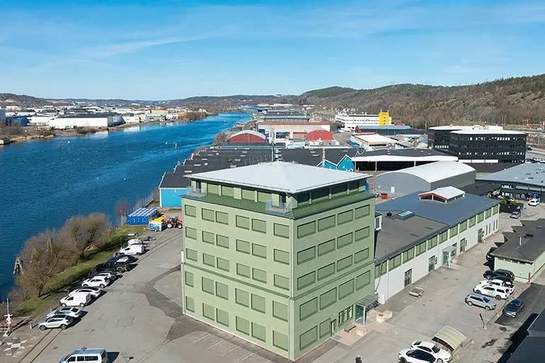 Ljust kontor med utsikt över Göta älv och egen brygga
