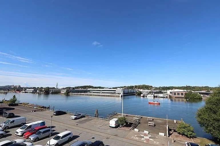 Ljust kontor med utsikt över Göta älv och egen brygga – bild 2