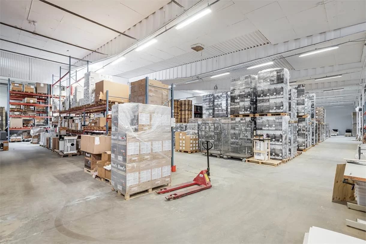 Lokal med lagerutrymme och kontorsmiljö i Alingsås – bild 2