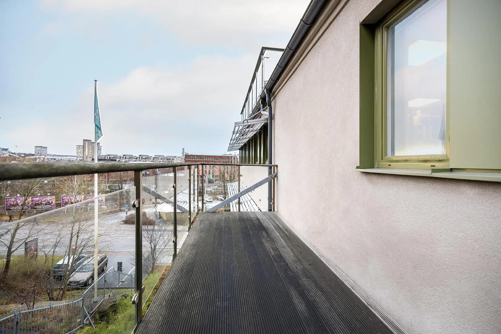 Ljust kontor med egen terrass och strategiskt läge i Gårda