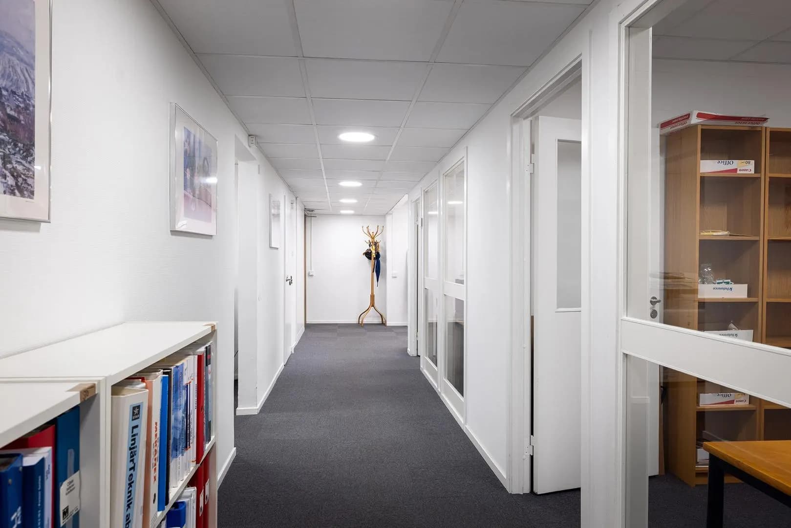 Ljust kontor med egen terrass och strategiskt läge i Gårda – bild 2