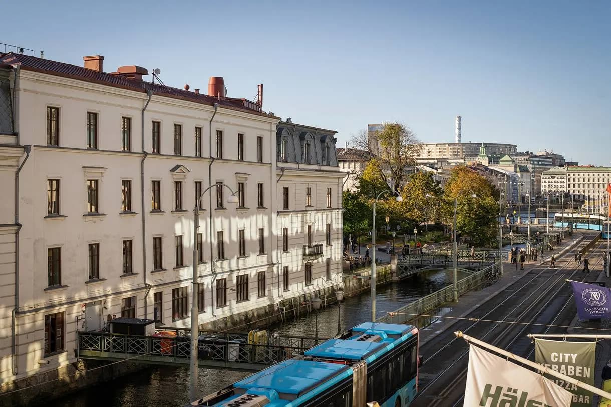 Rymlig lokal med närhet till kommunikation och service – bild 2