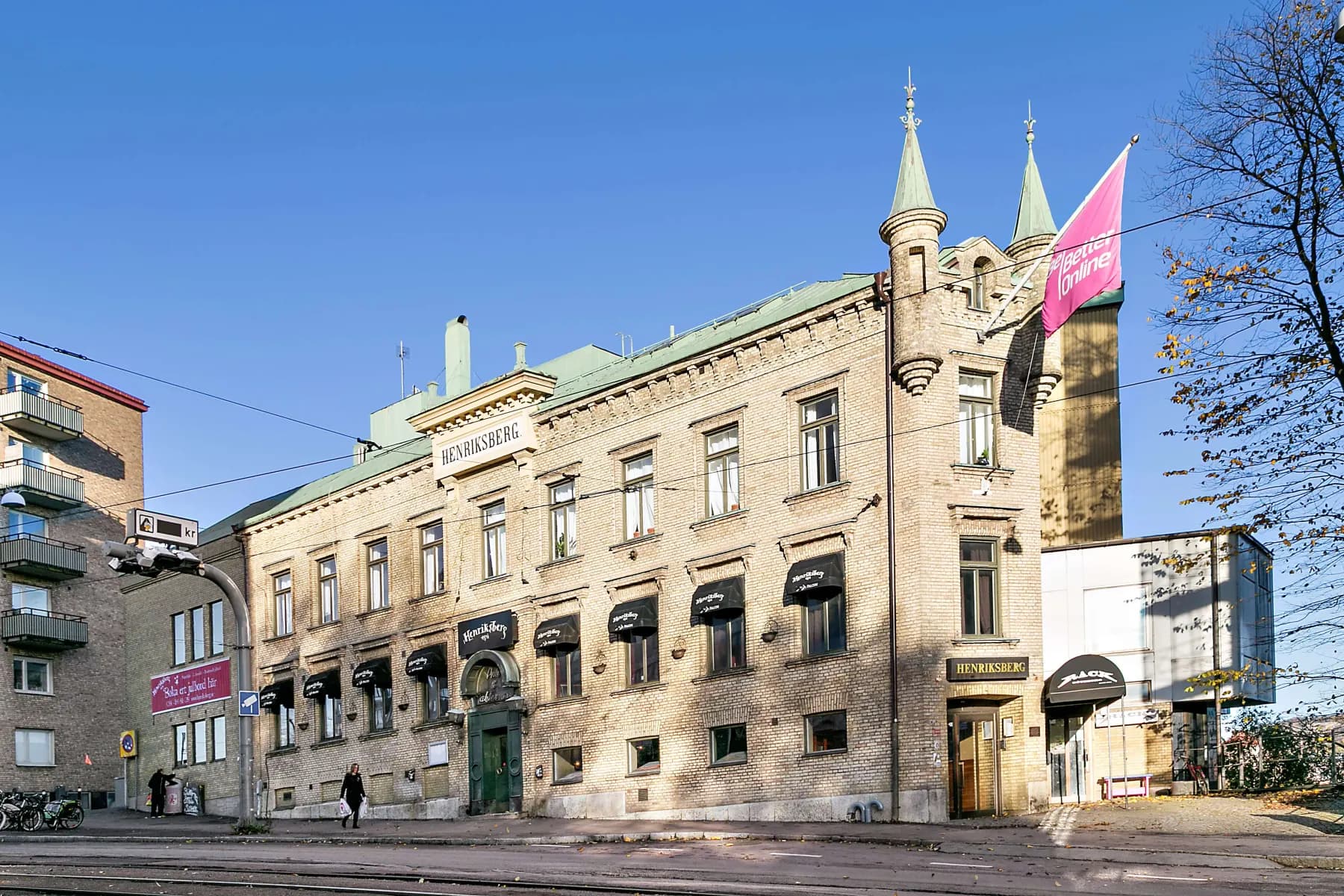 Upplev kontoret med magisk utsik över hamninloppet