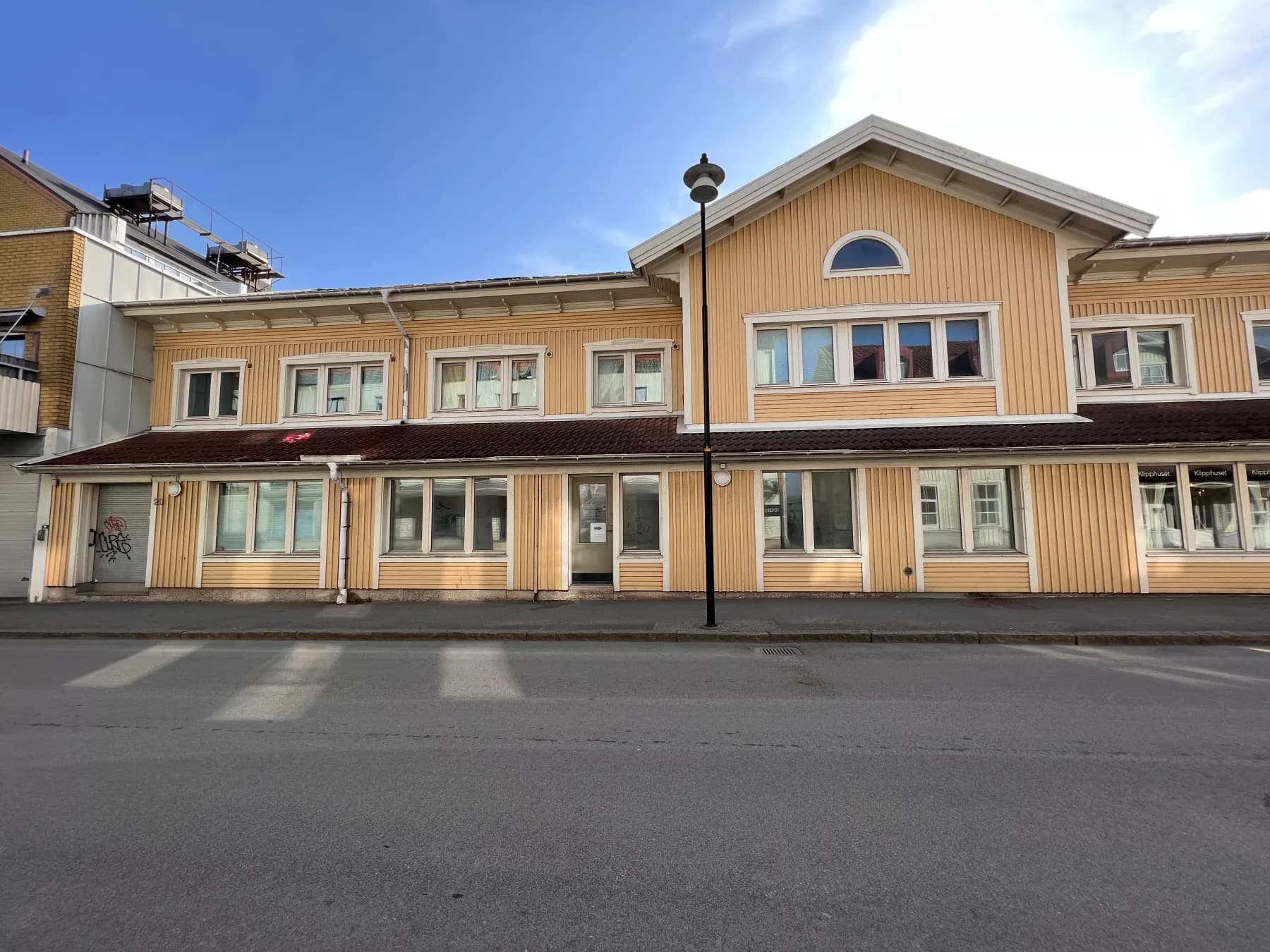 Flexibel kontorslokal i markplan med flera entréer