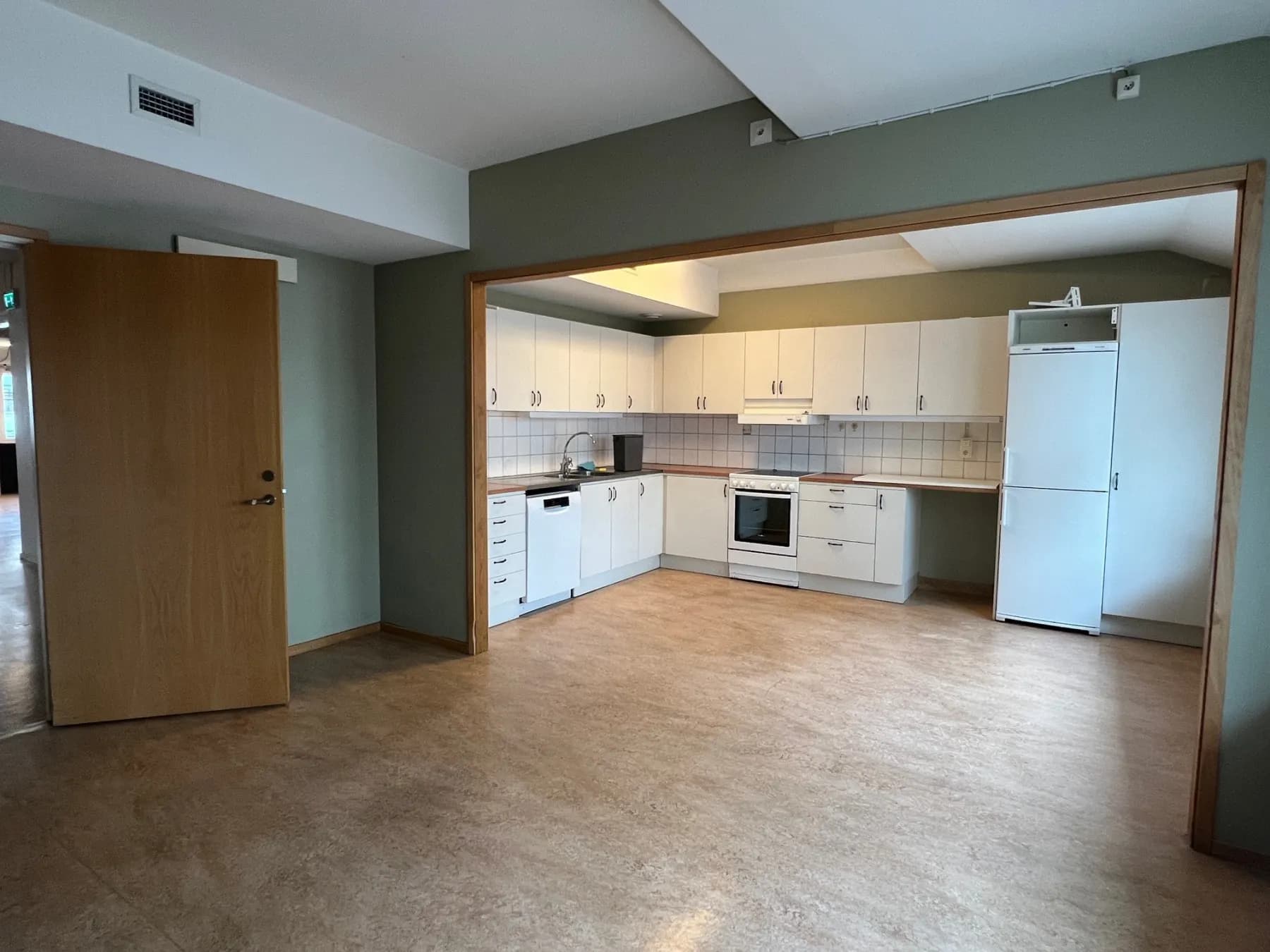 Flexibel kontorslokal i markplan med flera entréer – bild 2
