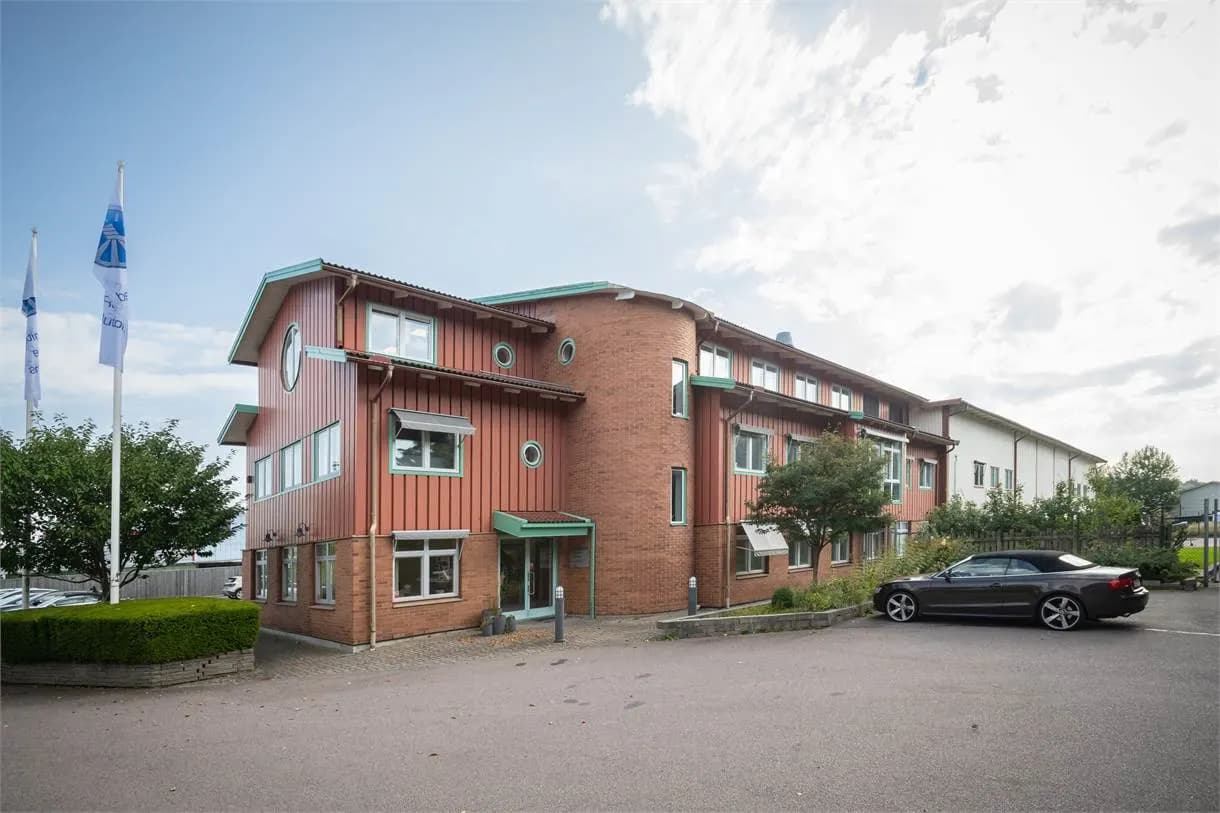 Effektiv lager och kontorslokal i inhägnat område