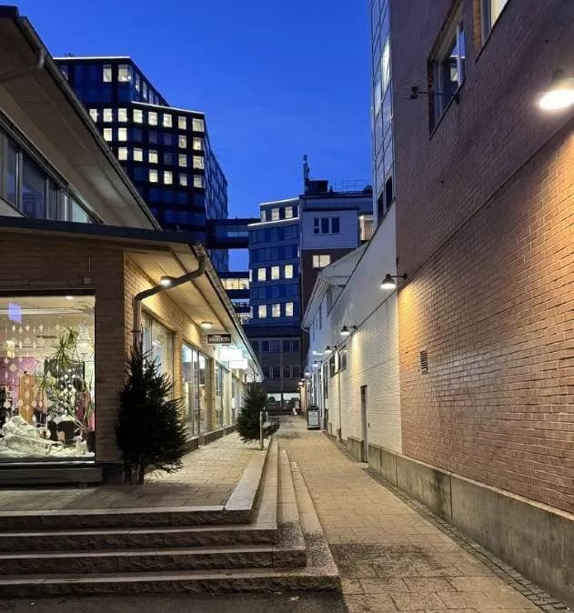 Butikslokal med stora skyltfönster i Mölndals innerstad – bild 2